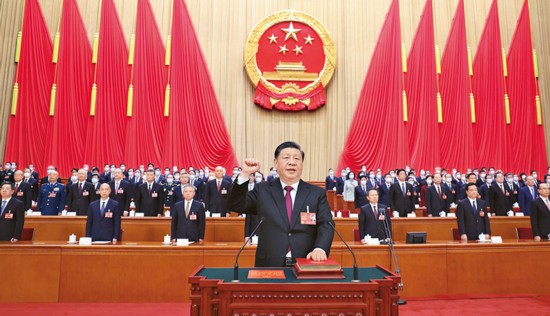 　　2023年3月10日，十四屆全國(guó)人大一次會(huì)議在北京人民大會(huì)堂舉行第三次全體會(huì)議。習(xí)近平全票當(dāng)選中華人民共和國(guó)主席、中華人民共和國(guó)中央軍事委員會(huì)主席。這是習(xí)近平進(jìn)行憲法宣誓。 新華社記者 鞠鵬/攝