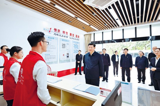 　2023年12月14日至15日，中共中央總書(shū)記、國(guó)家主席、中央軍委主席習(xí)近平在廣西考察。這是14日上午，習(xí)近平在南寧市良慶區(qū)蟠龍社區(qū)黨群服務(wù)中心考察。 新華社記者 燕雁/攝