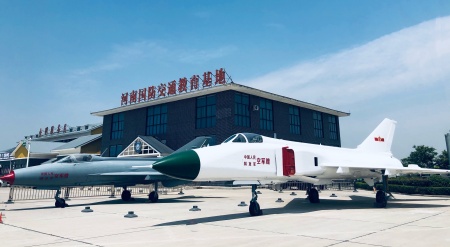 由中國人民解放軍空軍贈送的兩架退役的殲7和殲8戰機，在國教基地門口供參觀者拍照合影_副本.jpg